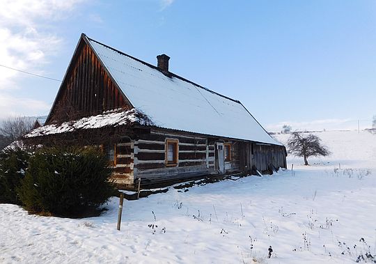 W Krempnej stoją jeszcze łemkowskie chyże.