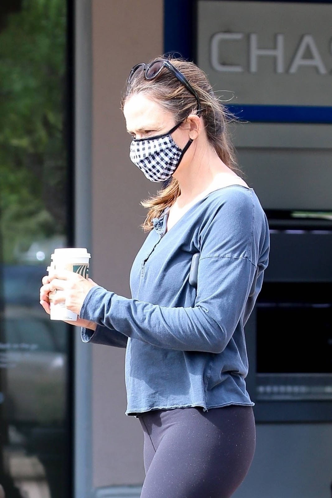 CelebPot: Jennifer Garner – Spotted while getting morning coffee in Malibu