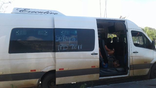 Passageiro surta, mata menino de 13 anos a facadas e fere três durante viagem na Bahia