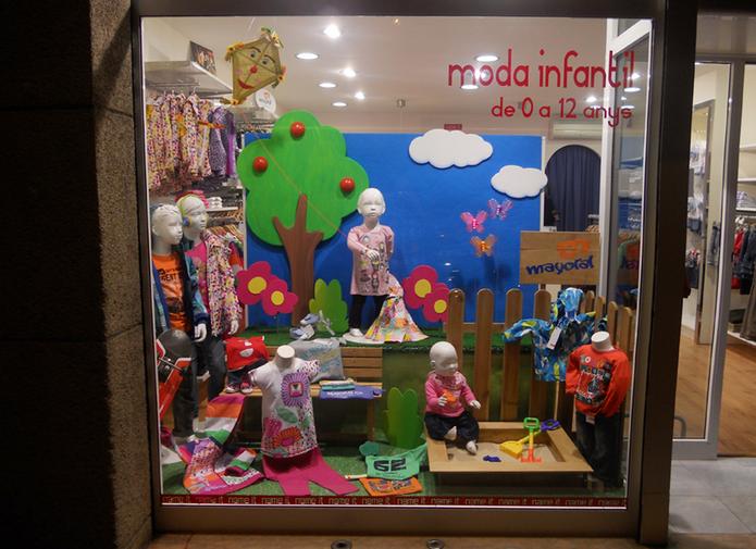 Como decorar uma vitrine de loja infantil Del Carmen