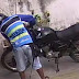 Homem usando colete de mototaxi furta motocicleta em Patos nesta sexta-feira (25)