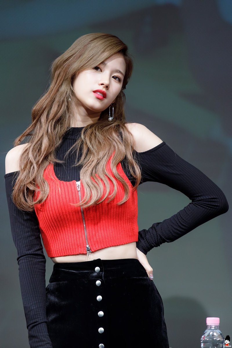 TWICE Sana Looks Adorable In Off Shoulder Top! | Daily K Pop News