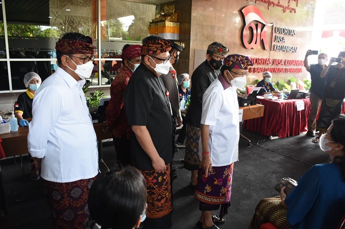 Pegawai Industri Jasa Keuangan Jalani Vaksinasi di Kantor OJK Bali