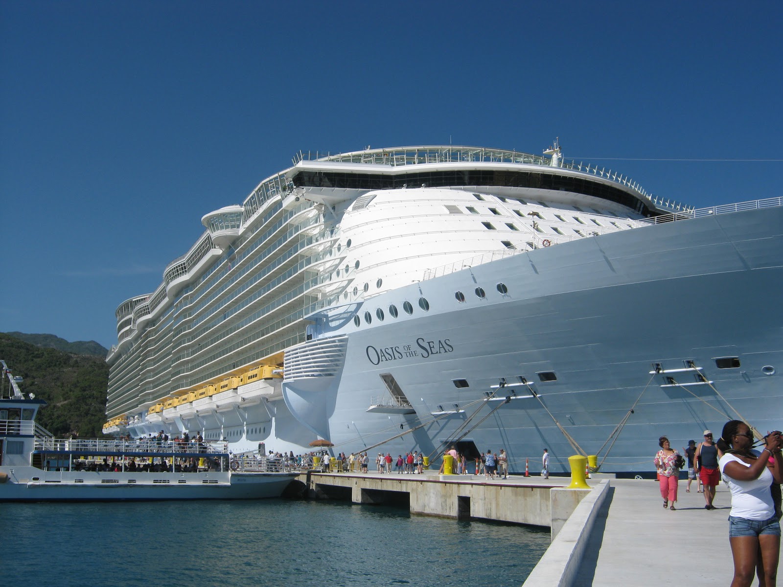 Сборная модель круизного лайнера. Royal caribbean oasis of the seas. Корабль оазис морей. Оазис морей двигатели. Harmony of the seas и титаник.