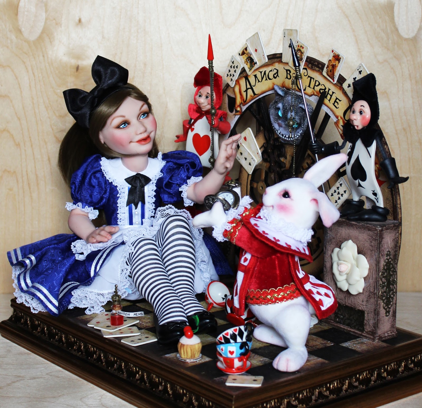 оригами для детей. игрушки для девочек алиса в стране чудес. елочная игрушка «алиса в стране чудес. алиса селезнева игрушка. поделки из бумаги.