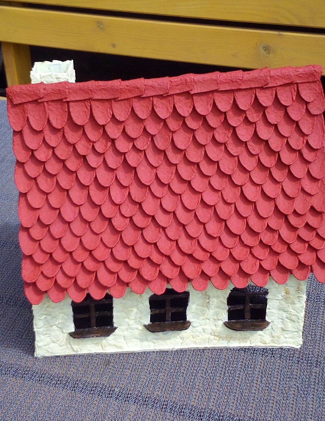 Vielfalt-Oma erzählt: Anleitung für ein Haus aus Pappe und Eierpappen