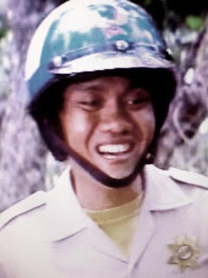 Biografi Kasino Warkop DKI Biografi Kasino Warkop DKI Siapa yang tak kenal Kasino? Pelawak dengan nama panjang Drs. Kasino Hadiwibowo ini lahir di Gombong, Kebumen, Jawa Tengah, 15 September 1950, dan meninggal di Jakarta, 16 Desember 1997 pada umur 47 tahun merupakan aktor dan pelawak Indonesia yang tergabung dalam kelompok lawak Warkop. Kehadiran Kasino dan kawan-kawan, di dunia lawak mengembuskan angin segar. Kelompok Warkop mewakili generasi pelawak terpelajar, yang memiliki warna baru dalam membanyol. Karir dalam film yang mereka rintis pada akhir tahun 1970-an pun terus melejit. Dalam film Maju Kena Mundur Kena, Kasino dan kedua kawannya masuk dalam jajaran artis yang pernah dibayar tehal.Saat menjadi mahasiswa, Kasino banyak menghabiskan waktu di lereng-lereng gunung bersama Kelompok Mahasiswa Pecinta Alam Universitas Indonesia (Mapala UI). Sebelum Kasino Wafat, Kasino sakit pada bulan November 1996. Sebagai bukti, Hasil Rontgen pada kepala Kasino menunjukkan bahwa adanya tumor di bagian otak di Rumah Sakit Advent Bandung. Pada tahun 1997, Kesehatan Kasino sempat naik turun tetapi tidak patah semangat. Kasino akhirnya dilarikan ke Rumah Sakit Dr. Cipto Mangunkusumo bersama para sahabatnya pada bulan November 1997. Dan pada akhirnya, Kasino wafat pada usia 47 tahun pada tanggal 16 Desember 1997