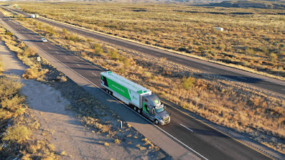 Caminhões autônomos iniciam testes de entregas para os correios nos EUA