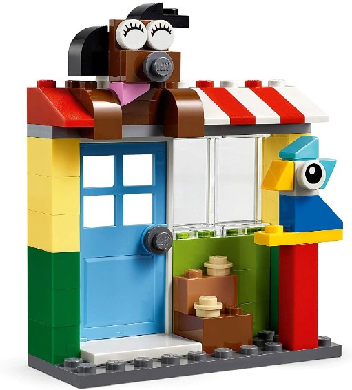 Casa de lego hecha del juego de construcción lego 450 piezas, ladrillos y ojos