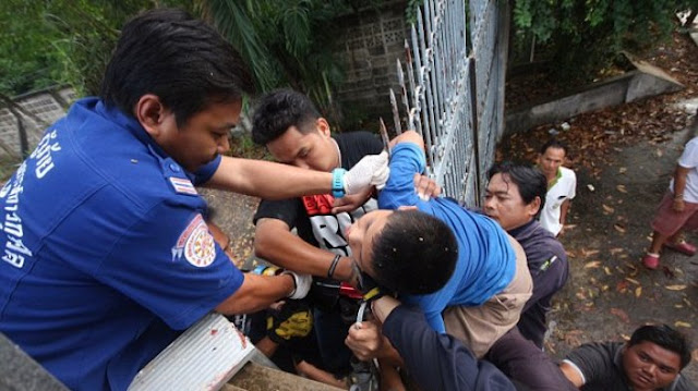 Ngeri! Panjat Pagar Rumah, Bocah Ini Tertusuk Lehernya