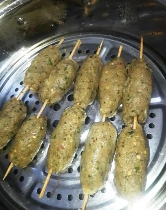 place-chicken-kababs-in-steamer