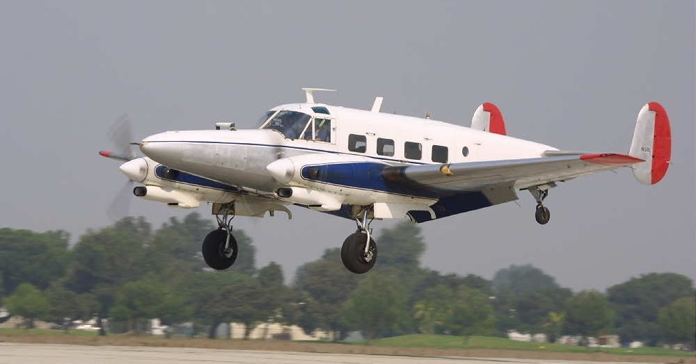 Салон самолета у окна. Пассажирские самолеты будущего. Пилот биплана. Блондинка у окна в самолете. Частный пилот.