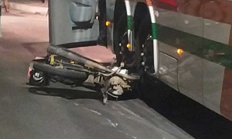 Jacobina: Moto colide em ônibus na Praça Aníbal Augusto