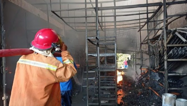 Lamongan - Sebuah toko bangunan di Lamongan ludes dilahap si jago merah, Minggu (23/8/2020). Banyaknya bahan yang mudah terbakar membuat api cepat membesar dan membakar hampir seluruh bagian toko.  Kebakaran terjadi di Toko Sumber Mulya, Desa Sumberwudi, Kecamatan Karanggeneng milik Basir. Api baru bisa dipadamkan setelah hampir 3 jam membakar toko.  “Kebakaran berlangsung hampir 3 jam,” ujar Kanit Reskrim Polsek Karanggeneng Ipda Muhamad Ali, Minggu (23/8/2020).  Kebakaran ini, menurut Ali, diduga bermula saat salah satu karyawan toko sedang membuat lemari dengan menggunakan las di belakang toko. Saat itu, kata Ali, pegawai toko ini tidak sadar jika di samping lokasi ngelas tersebut ada cairan tiner yang mudah terbakar. (Ricky)