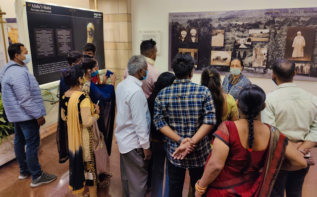 В Индии в Доме Поклонения Бахаи для участников поминальной встречи проведена экскурсия по храму, в том числе показана выставка об Абдул-Баха.
