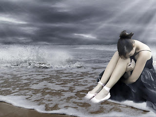 صور بنت حزينة عند البحر ايمو وحيدة