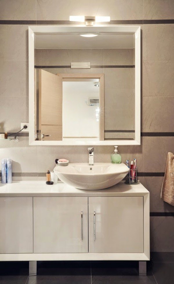 Dark spots on the mirror in the bathroom and how to avoid them