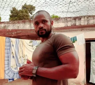 Un militaire de la garde présidentielle arrêté et menotté dans sa cellule de prison