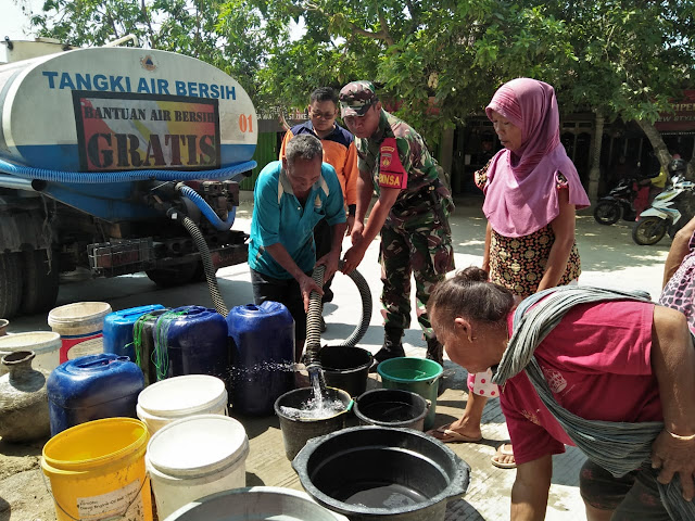 Warga Kesulitan Air, Babinsa Bantu Salurkan Air Bersih Warga Kesulitan Air, Babinsa Bantu Salurkan Air Bersih