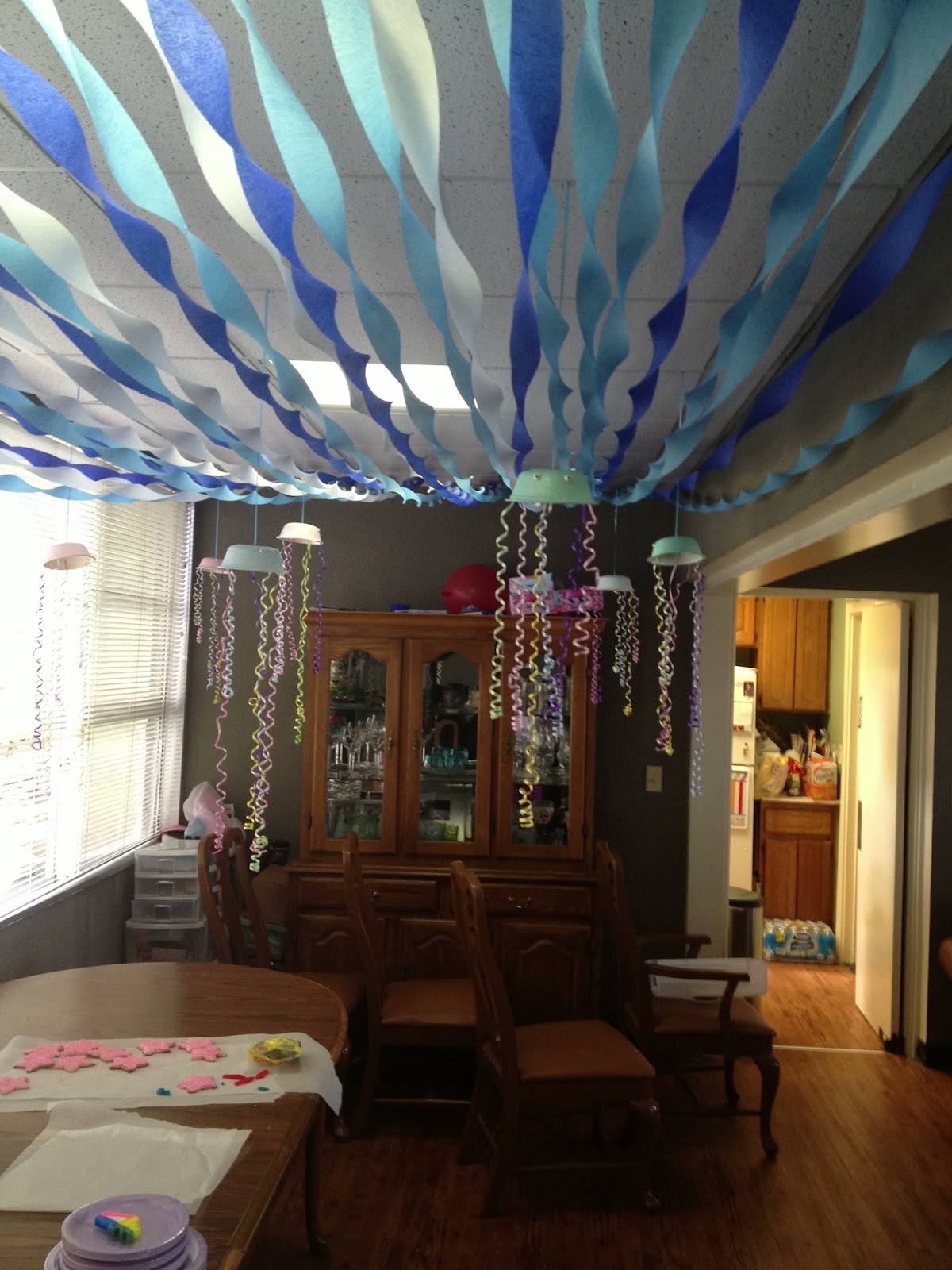 Como decorar el techo con papel creppe