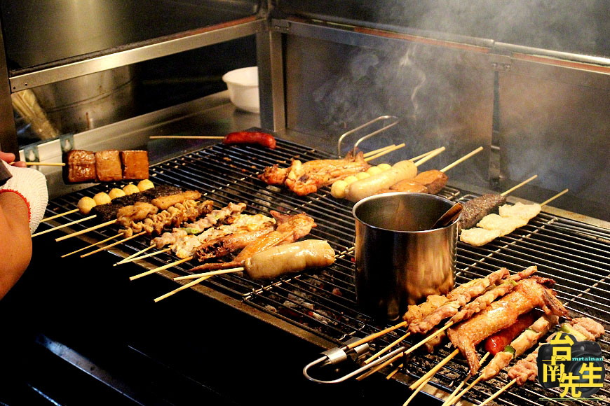 台南串燒/每日限量晚來吃不到/隱身市場一賣20多年/剛擺攤就有客人上門/木炭烘烤香氣撲鼻/在地人激推私房宵夜