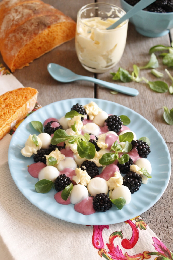 Ensalada De Huevos De Codorniz Y Moras
