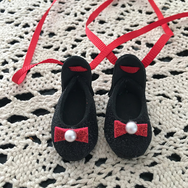 elf on the shelf easy diy ballet slipper shoes; craft foam, glitter craft foam, ribbon, gems; black slippers