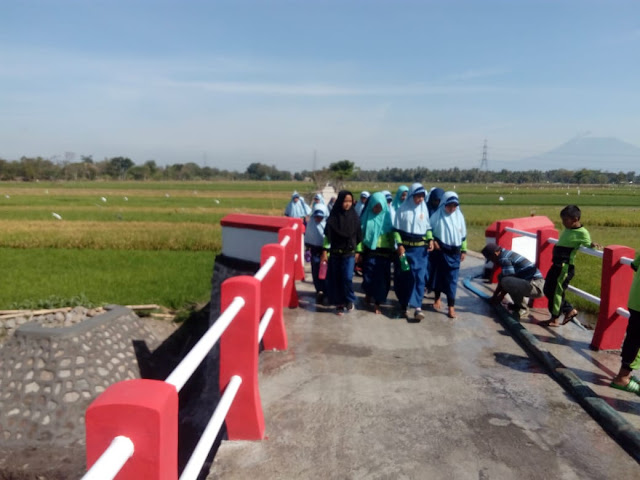 Akses Jalan Lancar, Siswa SDN 2 Jimbung Ke Sekolah Dengan Ceria