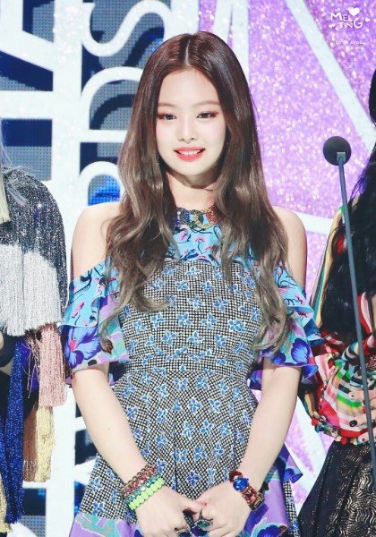 Sederet Idol Ini Disebut Miliki “Angular Shoulder” yang Buat Netizen Terpesona, Siapa Saja? 2 download%2B%25284%2529