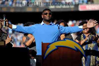 Mantan football fullback Chargers FB Lorenzo Neal datang ke Tomlinson Canton,united kingdom