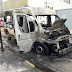 Van que transportava pacientes pega fogo