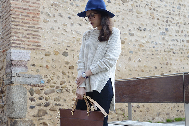 office-look-outfit-oficina-gafas-fedora-working-girl-trends-gallery