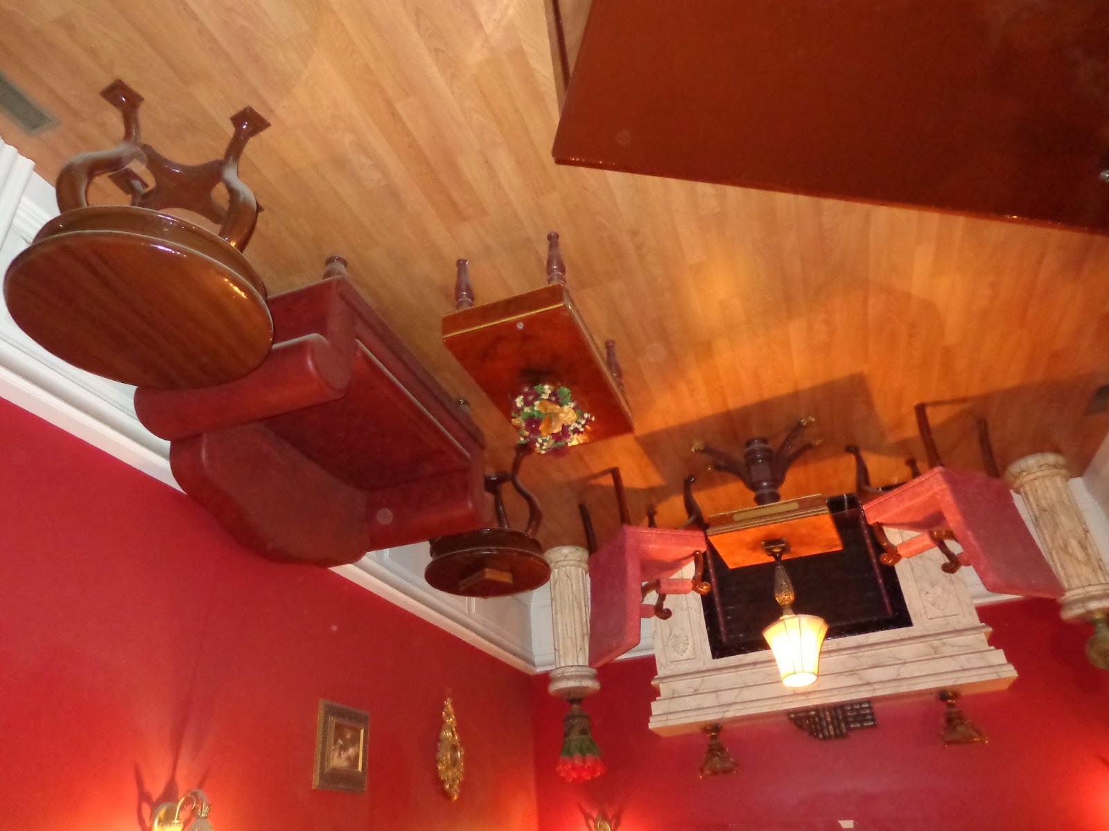 Unique Places UpsideDown White House [Wisconsin Dells, WI, USA]