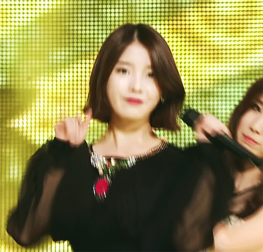 다리꼬는 단발 아이유