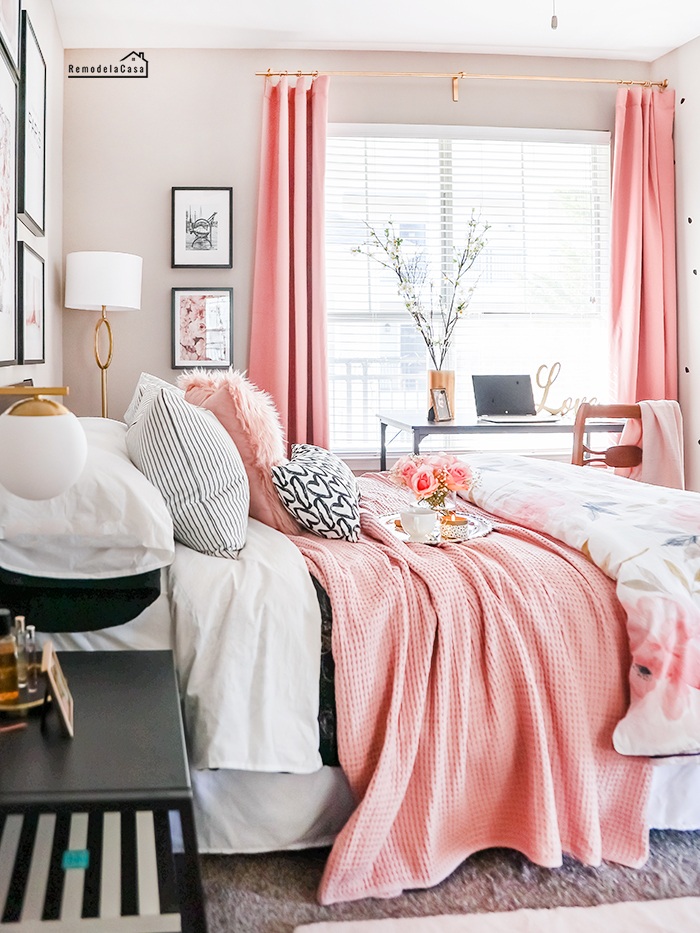 A Charming Parisian Bedroom Remodelando la Casa