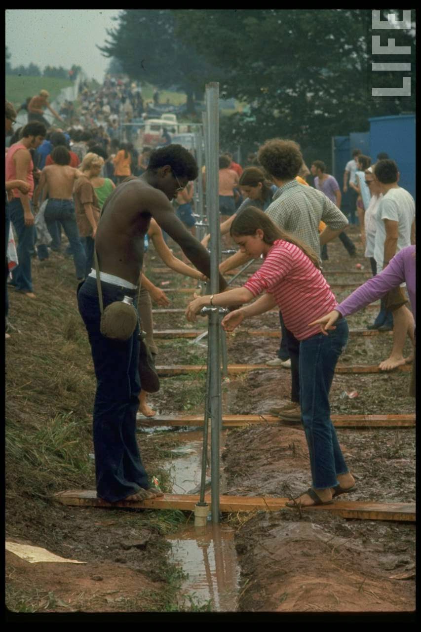 40 Rare and Incredible Color Photographs That Capture Scenes of the Woodstock Music & Art Fair