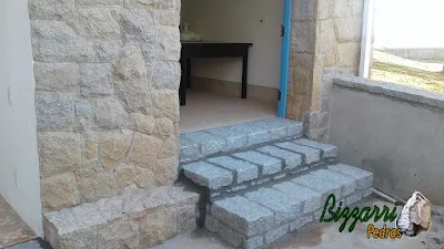Escada com pedra folheta com as muretas de pedra, revestimento de pedra na parede em área de serviço da sede da fazenda em Atibaia-SP.