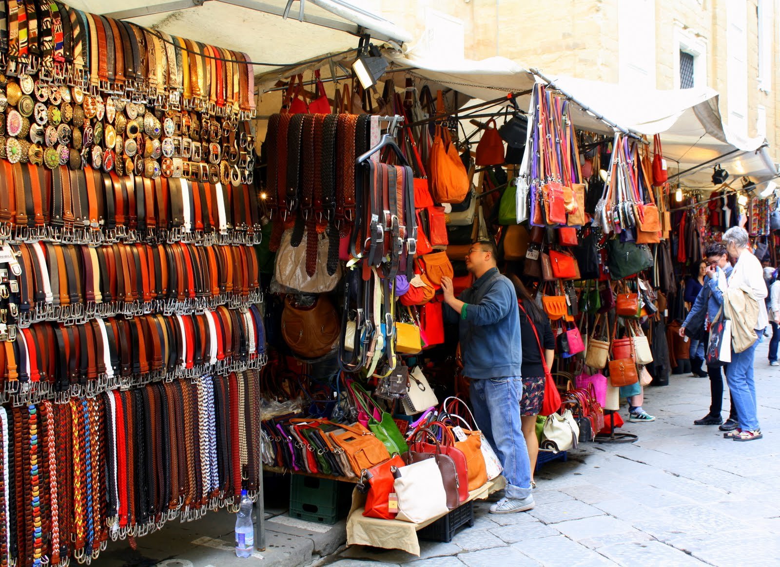 кожаный рынок. кожаный рынок. кожаный рынок. кожаный рынок. кожаные изделия.