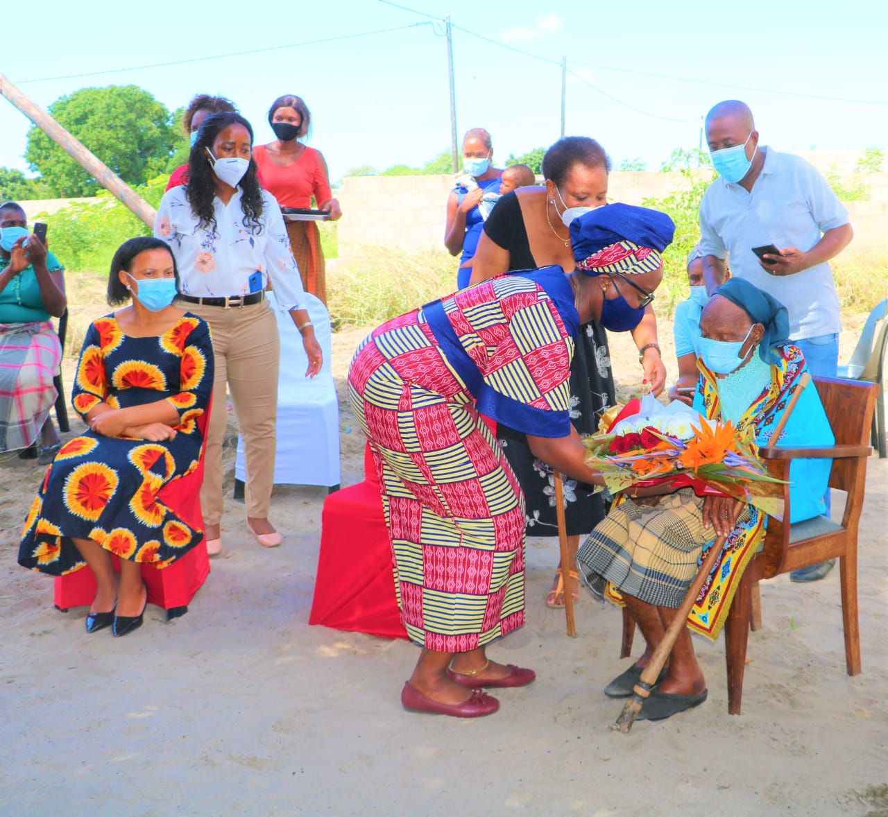 Naidy Parruque visita anciã de 115 anos