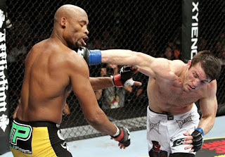 [chael sonnen tira un pugno ad anderson silva nell'ottagono]