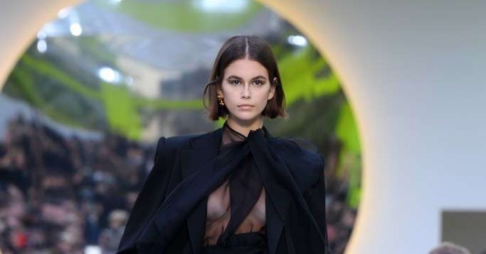 Kaia Gerber Faces Wardrobe Malfunction On The Valentino Pfw Runway