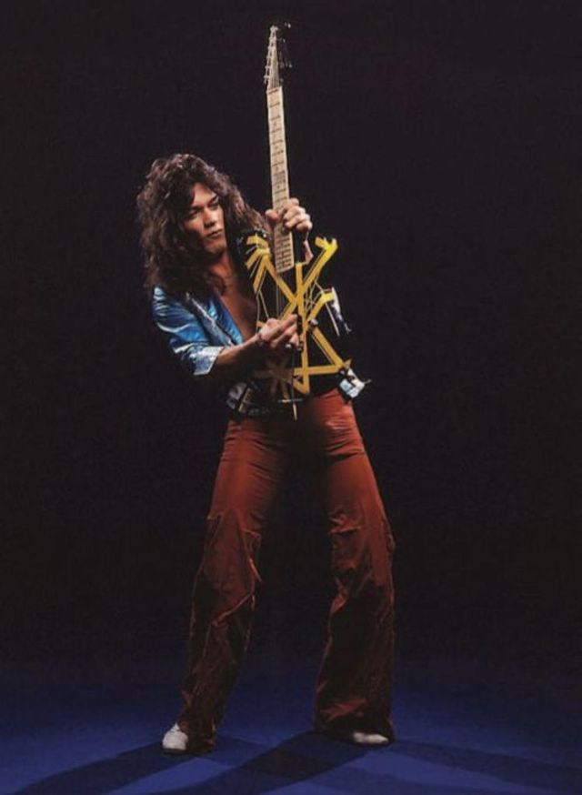 30 Fascinating Photos of a Young Eddie Van Halen Posing With His Guitars From the Late 1970s and