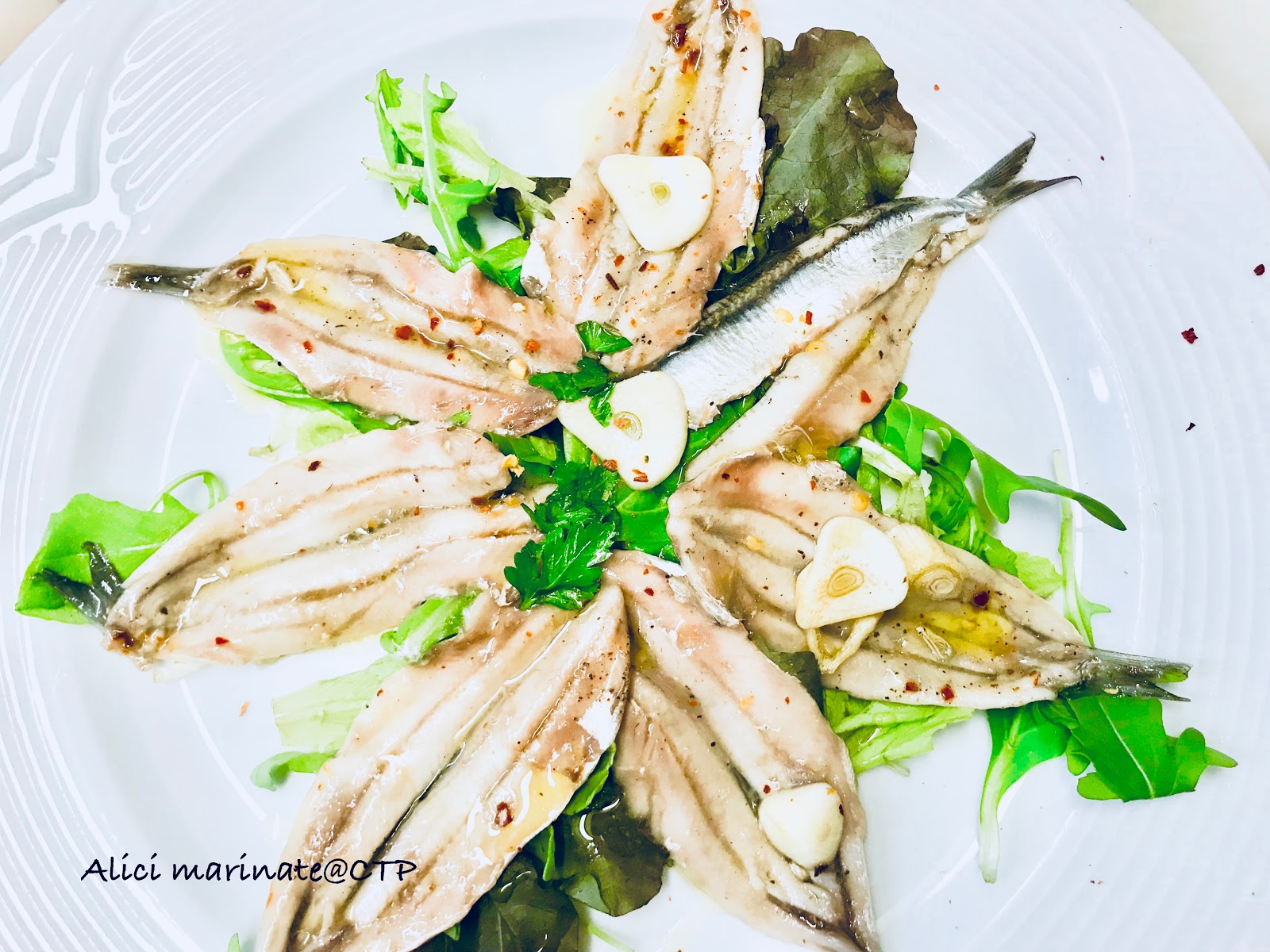 Alici marinate con aglio e peperoncino alessandra ruggeri Alici marinate con aglio e peperoncino alessandra ruggeri