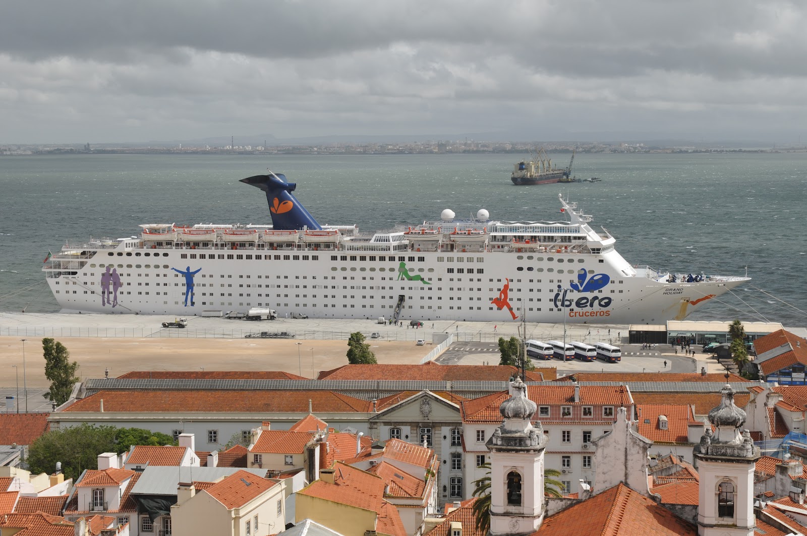 cruise ships sailing to lisbon