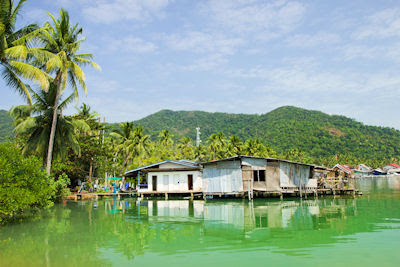 Paisaje flotante rural en la bahía de Bang Bao, Isla de Ko Chang, Tailandia. (Escenarios Naturales)