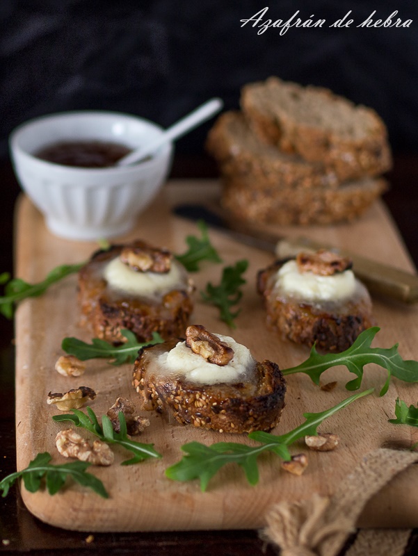 Tostas de queso de cabra y cebolla caramelizada