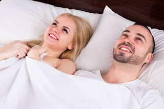 casal Feliz na cama