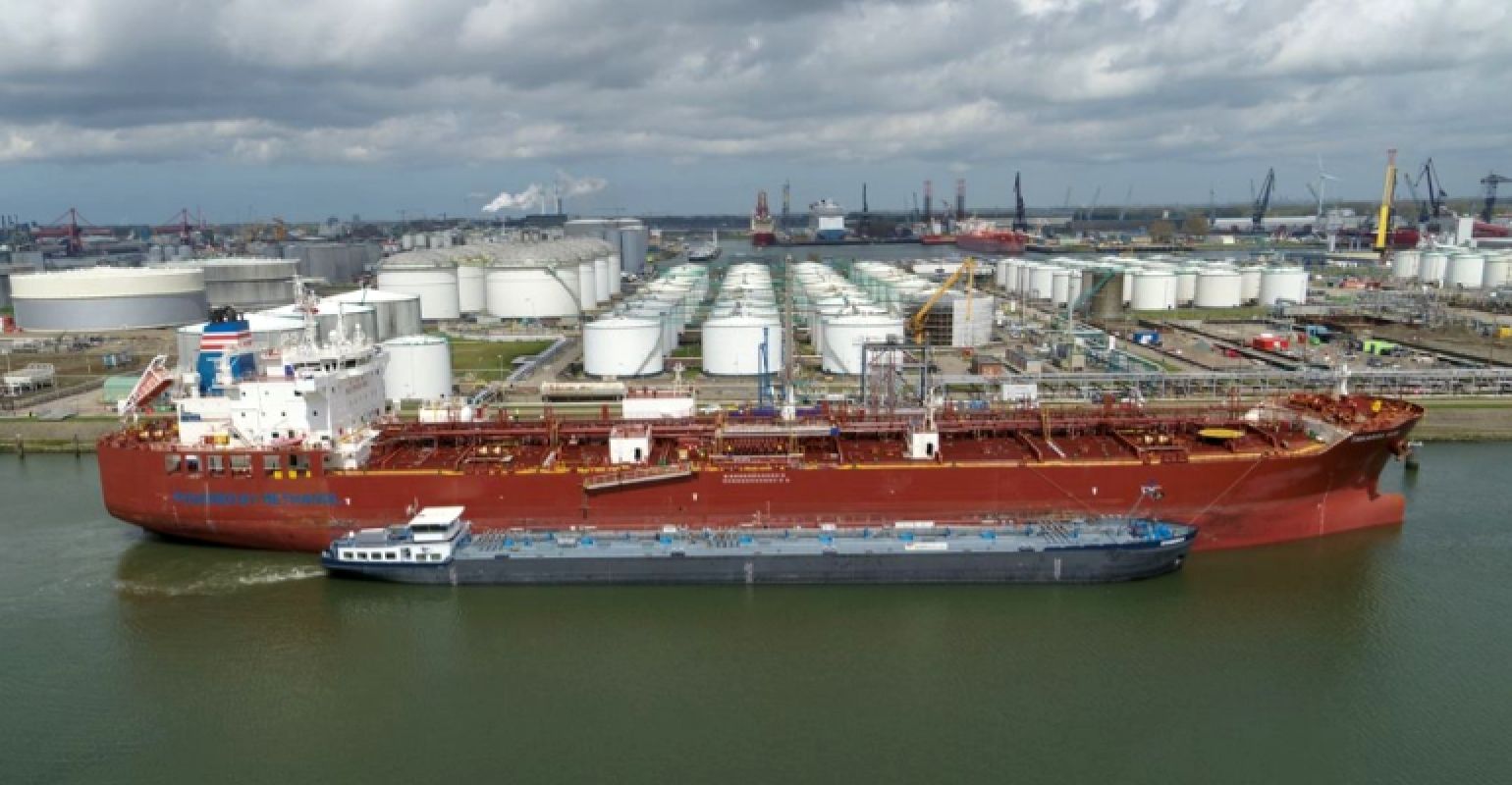 Porto de Roterdam realiza a primeira operação metanol de barcaça para navio