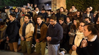 Saksikan Api Melalap Notre Dame, Warga Paris Bernyanyi dan Berdoa
