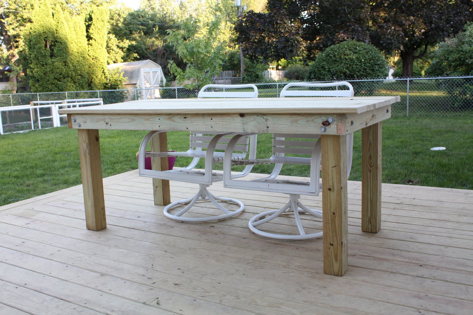 smithson life: Rustic Wood Patio Table